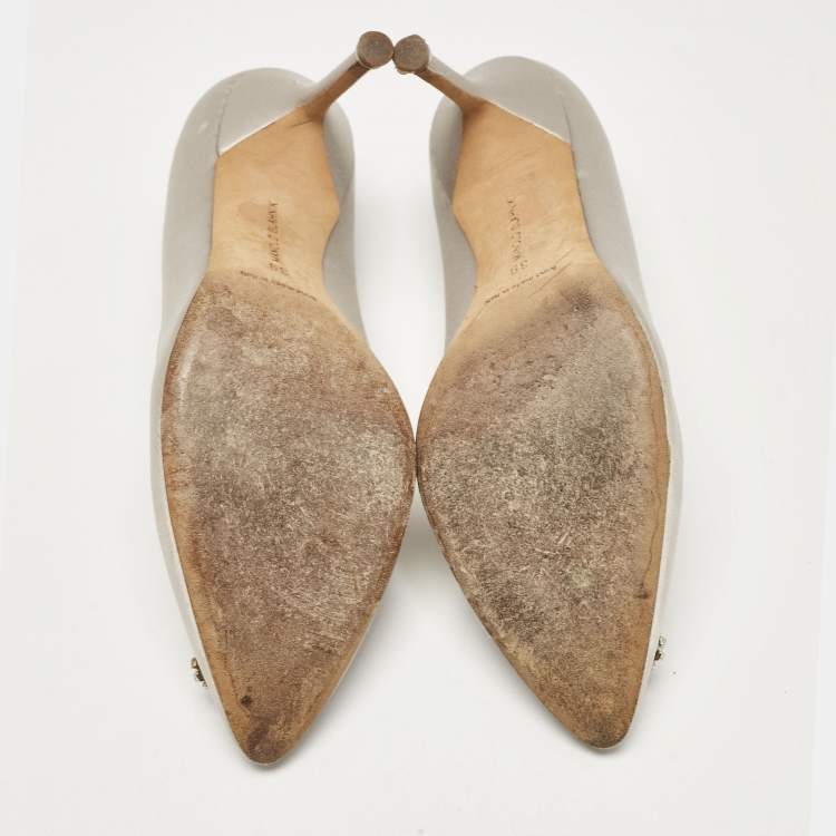مملوكة مسبقًا Manolo Blahnik Grey Satin Hangisi Crystal Embellished Pumps Size 39