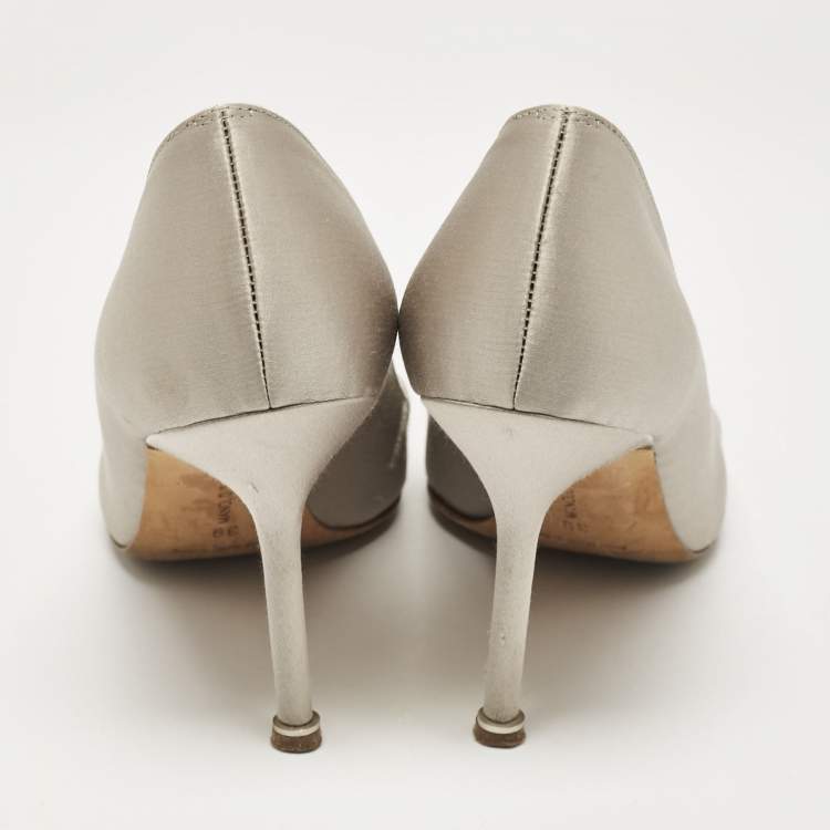 مملوكة مسبقًا Manolo Blahnik Grey Satin Hangisi Crystal Embellished Pumps Size 39
