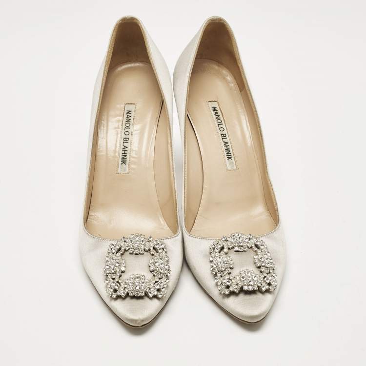 مملوكة مسبقًا Manolo Blahnik Grey Satin Hangisi Crystal Embellished Pumps Size 39