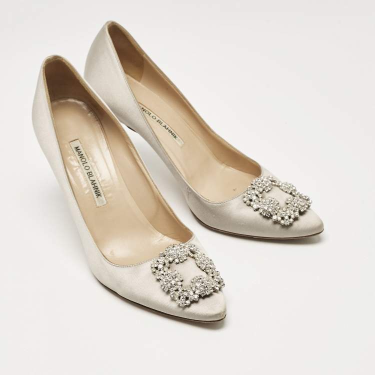 مملوكة مسبقًا Manolo Blahnik Grey Satin Hangisi Crystal Embellished Pumps Size 39