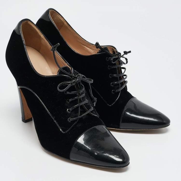 Pre Owned Manolo Blahnik Black Velvet and Patent Leather Lace Up Derby Pumps Size 41
