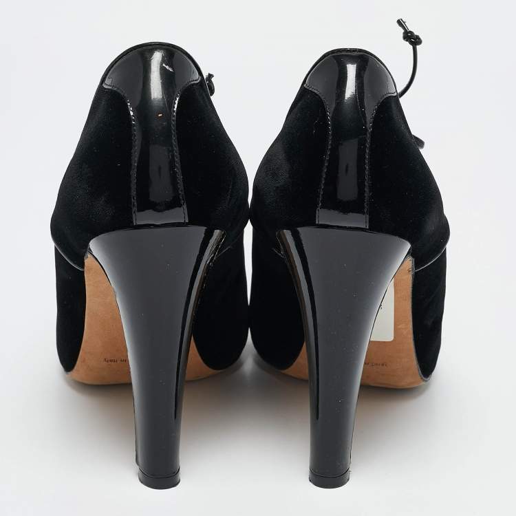 Pre Owned Manolo Blahnik Black Velvet and Patent Leather Lace Up Derby Pumps Size 41