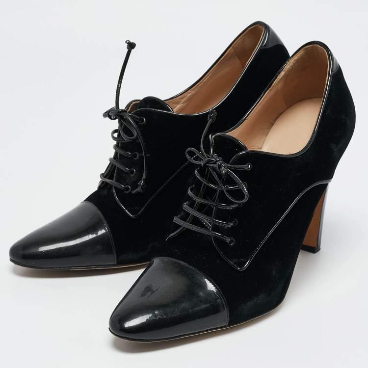 Pre Owned Manolo Blahnik Black Velvet and Patent Leather Lace Up Derby Pumps Size 41