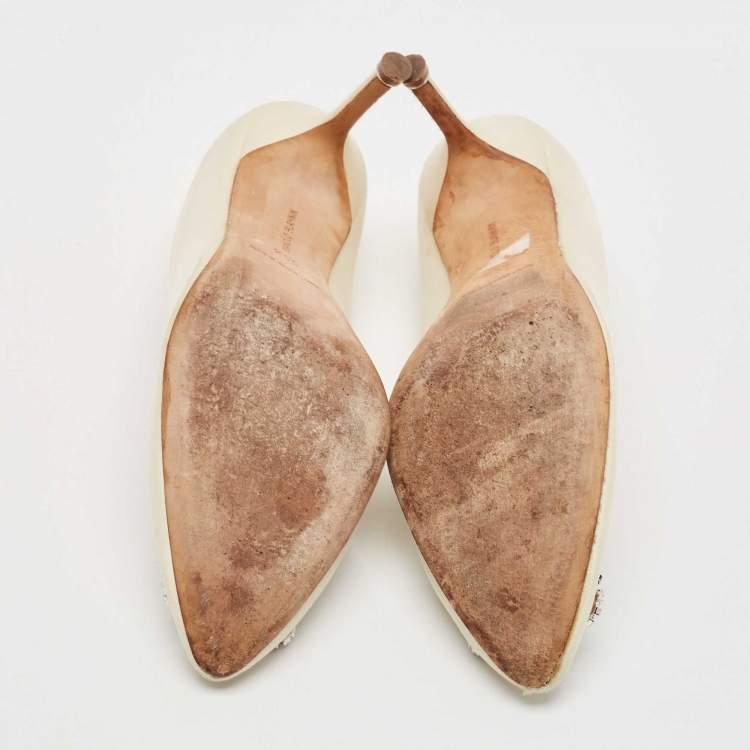 Pre Owned Manolo Blahnik Off White Satin Hangisi Pumps Size 39.5