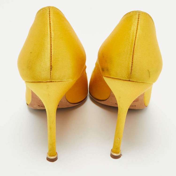 Pre Owned Manolo Blahnik Yellow Satin Hangisi Pumps Size 38