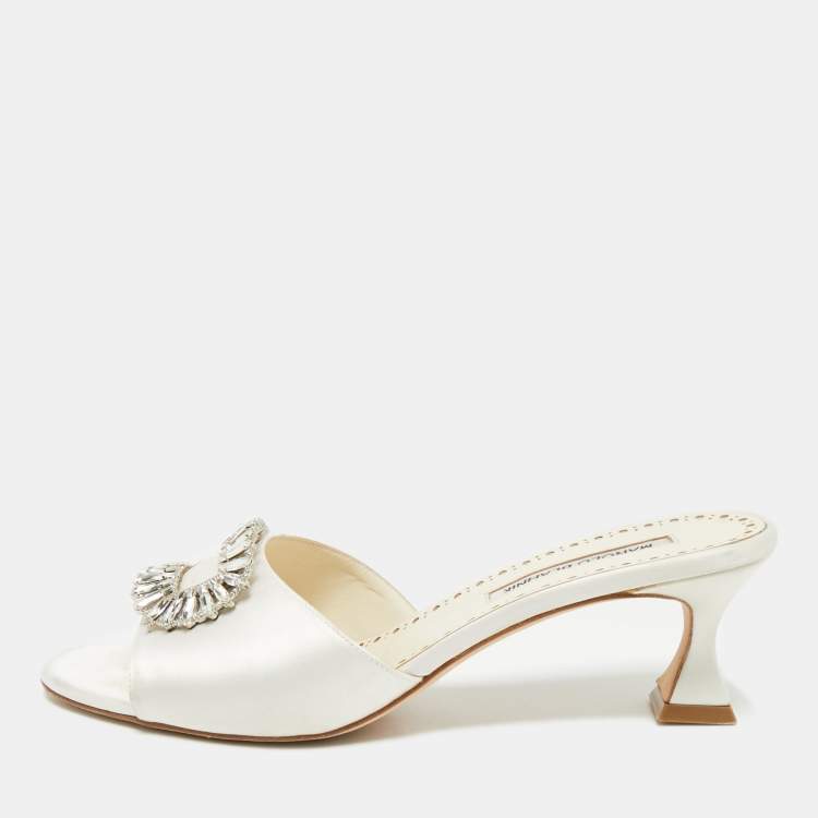 مملوكة مسبقًا Manolo Blahnik Off White Satin Laalita Mules Size 40