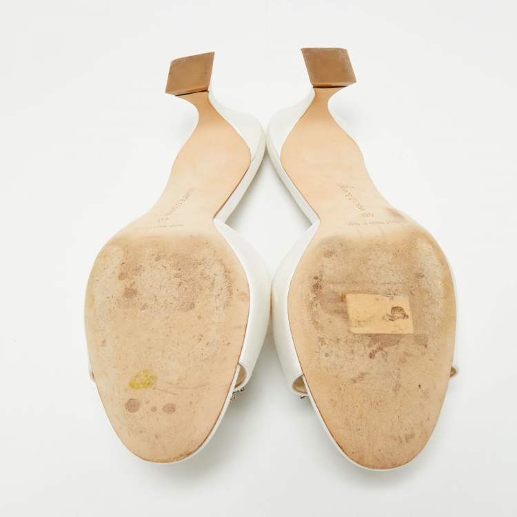 مملوكة مسبقًا Manolo Blahnik Off White Satin Laalita Mules Size 40