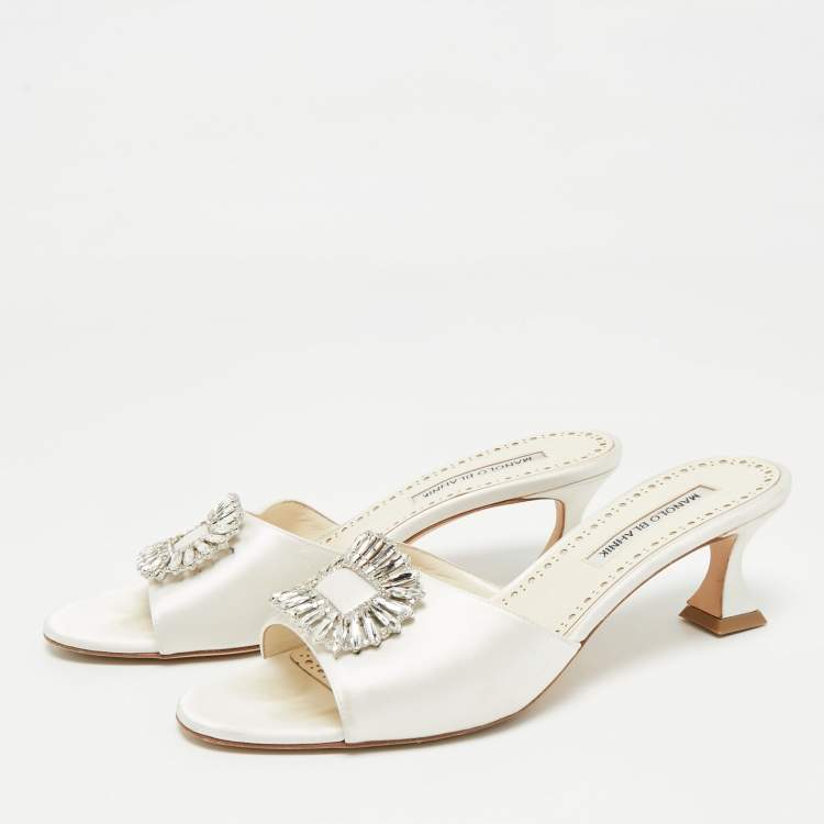 مملوكة مسبقًا Manolo Blahnik Off White Satin Laalita Mules Size 40