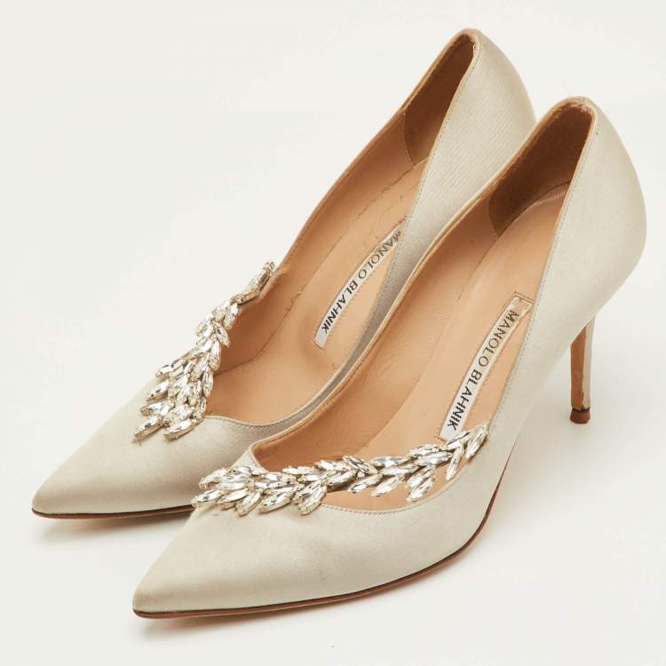 مملوكة مسبقًا Manolo Blahnik Nadira Size 37 Light Grey Satin Crystal Embellished Pumps