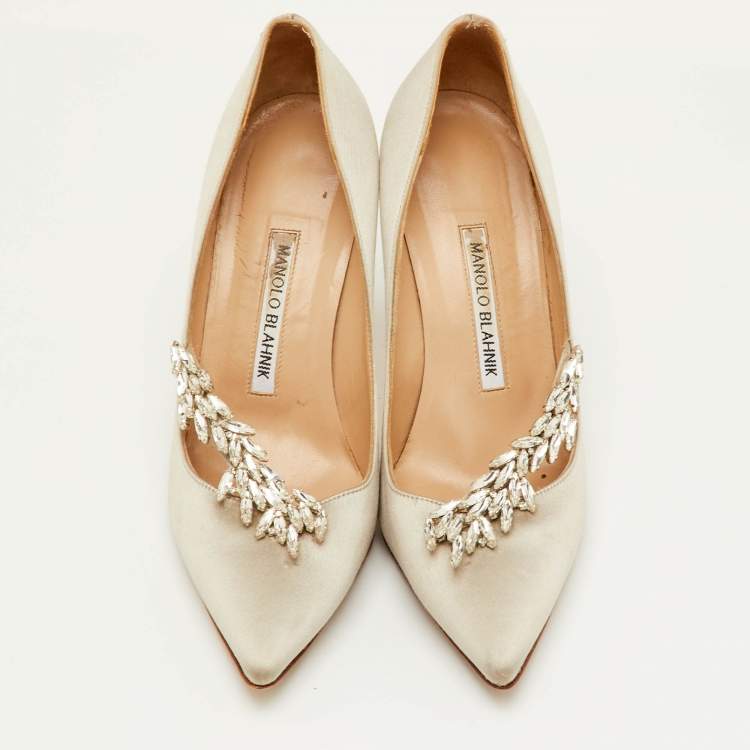 مملوكة مسبقًا Manolo Blahnik Nadira Size 37 Light Grey Satin Crystal Embellished Pumps