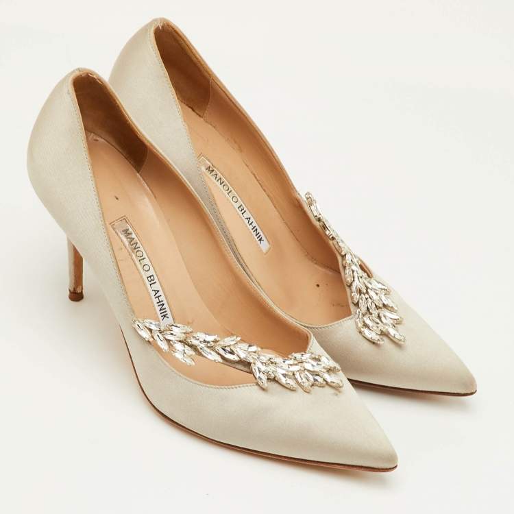 مملوكة مسبقًا Manolo Blahnik Nadira Size 37 Light Grey Satin Crystal Embellished Pumps