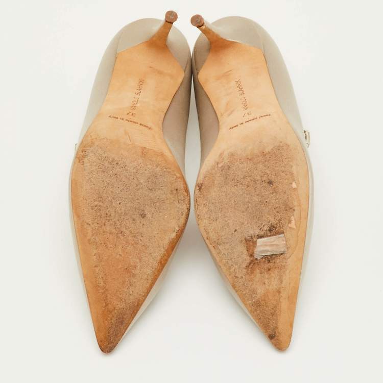 مملوكة مسبقًا Manolo Blahnik Nadira Size 37 Light Grey Satin Crystal Embellished Pumps
