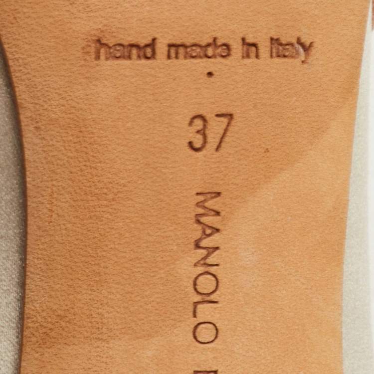 مملوكة مسبقًا Manolo Blahnik Nadira Size 37 Light Grey Satin Crystal Embellished Pumps