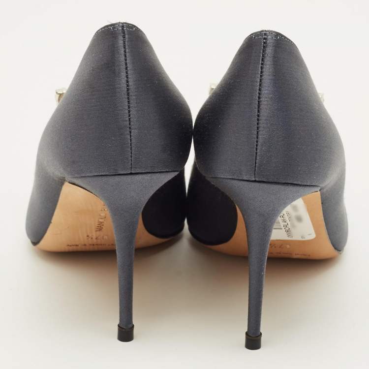 مملوكة مسبقًا Manolo Blahnik Borlak Size 37.5 Grey Satin Pumps