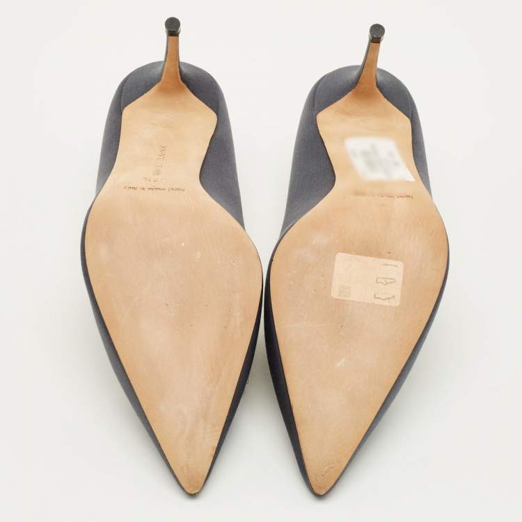 مملوكة مسبقًا Manolo Blahnik Borlak Size 37.5 Grey Satin Pumps
