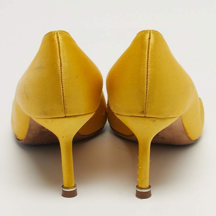 Pre Owned Manolo Blahnik Hangisi Size 35.5 Yellow Satin Pumps