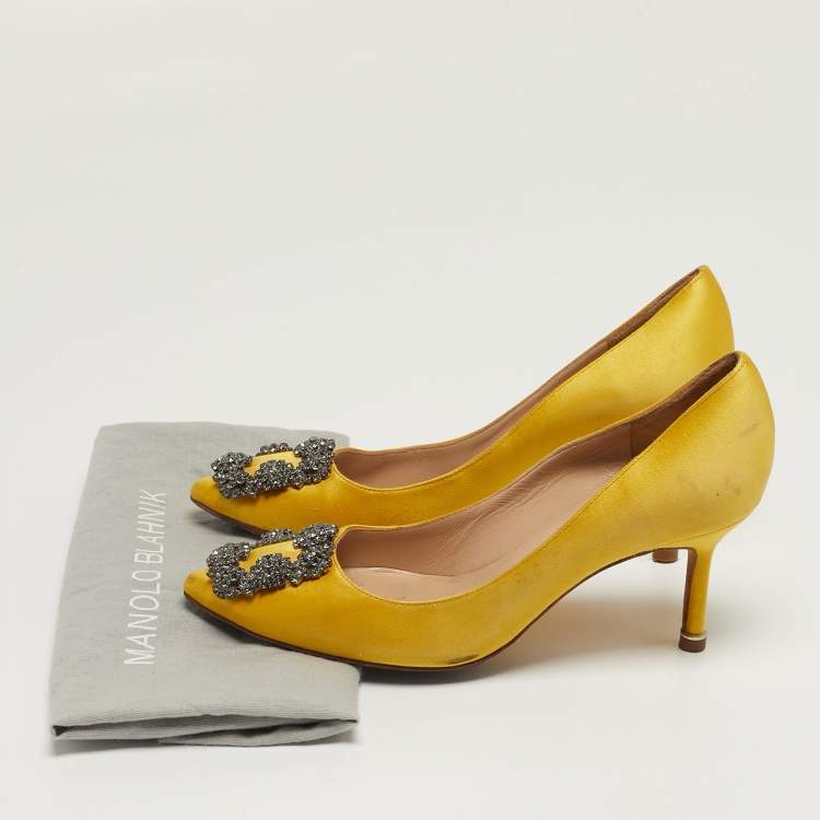 Pre Owned Manolo Blahnik Hangisi Size 35.5 Yellow Satin Pumps