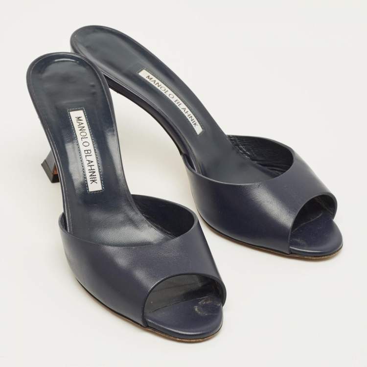 Pre Owned Manolo Blahnik Jadarona Size 39 Navy Blue Leather Mules