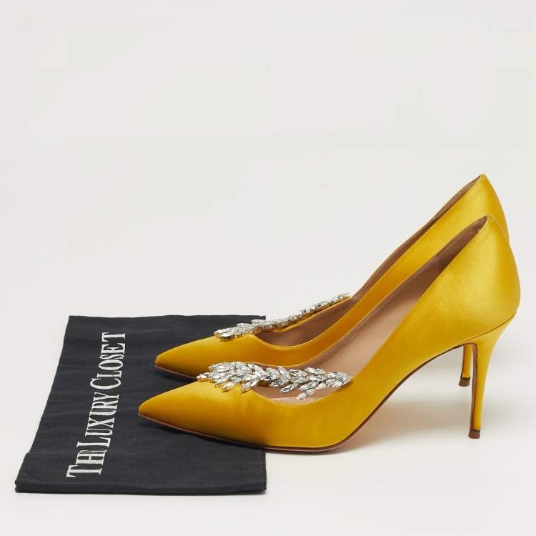 مملوكة مسبقًا Manolo Blahnik Nadira Size 38.5 Yellow Satin Jewel Embellished Pointed Toe Pumps