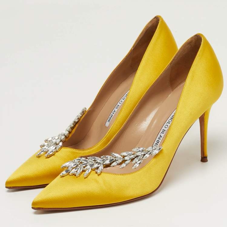 مملوكة مسبقًا Manolo Blahnik Nadira Size 38.5 Yellow Satin Jewel Embellished Pointed Toe Pumps