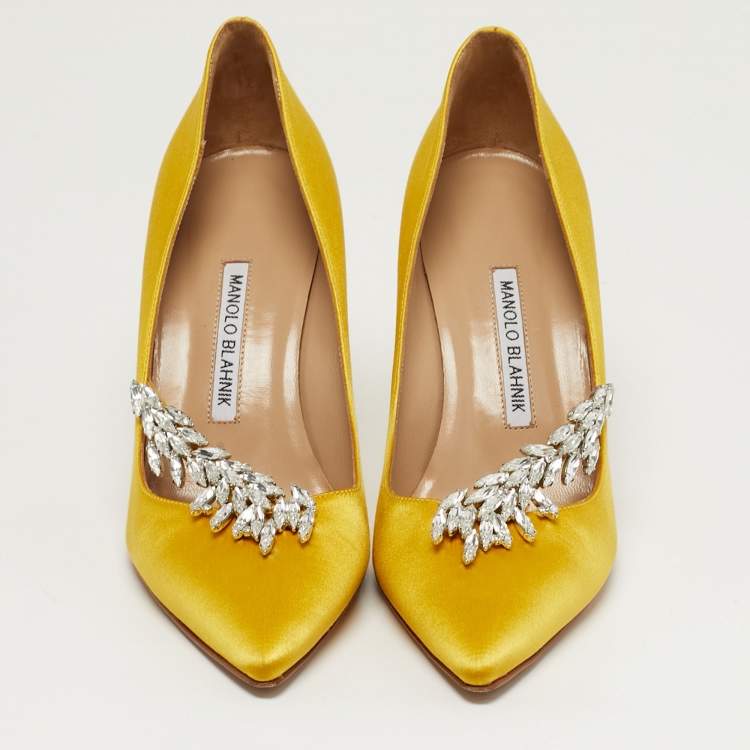 مملوكة مسبقًا Manolo Blahnik Nadira Size 38.5 Yellow Satin Jewel Embellished Pointed Toe Pumps