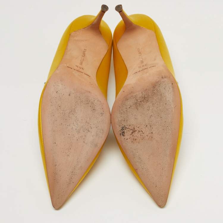 مملوكة مسبقًا Manolo Blahnik Nadira Size 38.5 Yellow Satin Jewel Embellished Pointed Toe Pumps