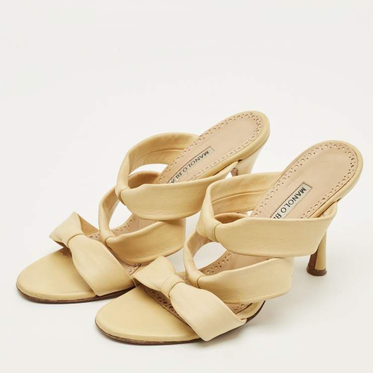 Pre Owned Manolo Blahnik Size 37 Cream Leather Slide Sandals