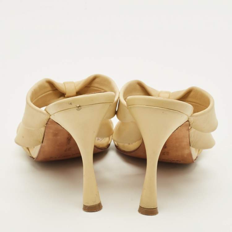 Pre Owned Manolo Blahnik Size 37 Cream Leather Slide Sandals