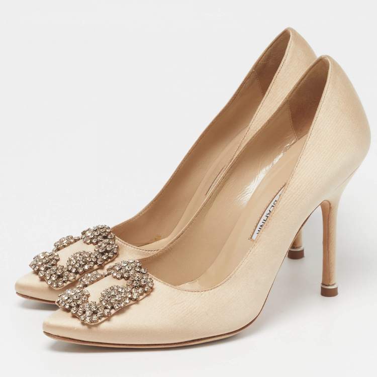Pre Owned Manolo Blahnik Hangisi Size 35.5 Gold Satin Pumps
