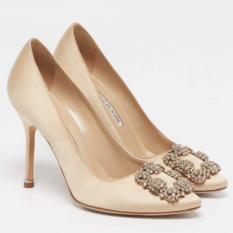 Pre Owned Manolo Blahnik Hangisi Size 35.5 Gold Satin Pumps