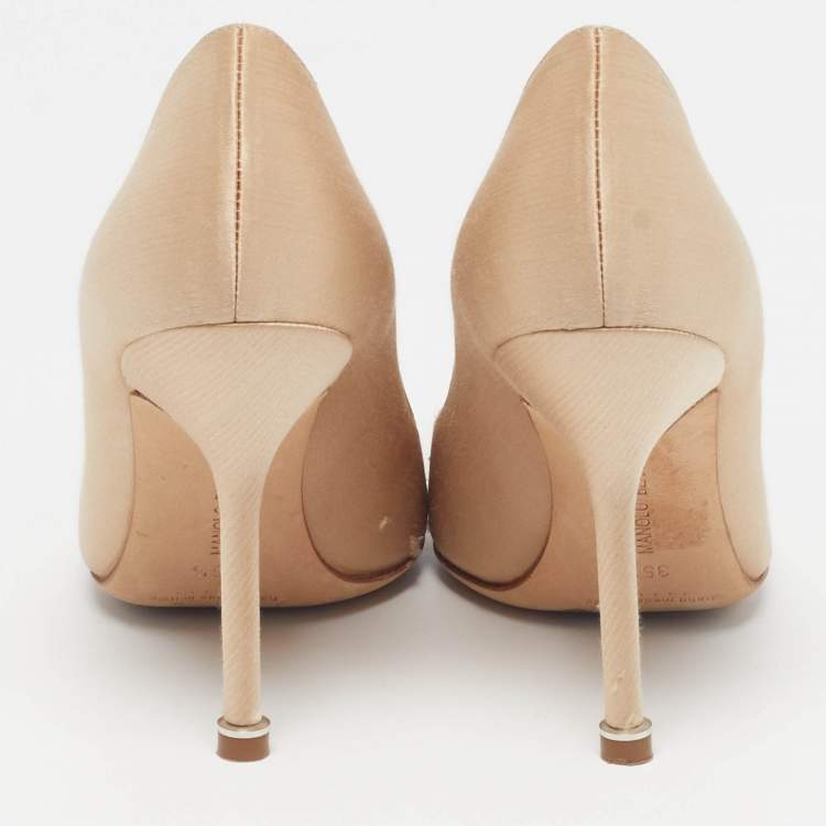 Pre Owned Manolo Blahnik Hangisi Size 35.5 Gold Satin Pumps