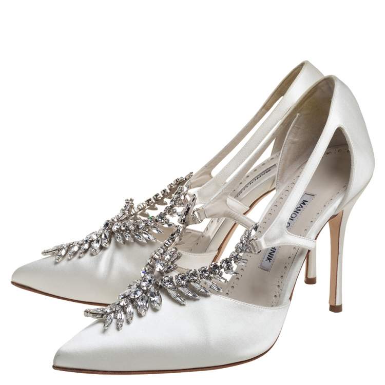 مملوكة مسبقًا Manolo Blahnik Ivory White Satin Lala Crystal Embellished Pointed Toe Pumps Size 39.5