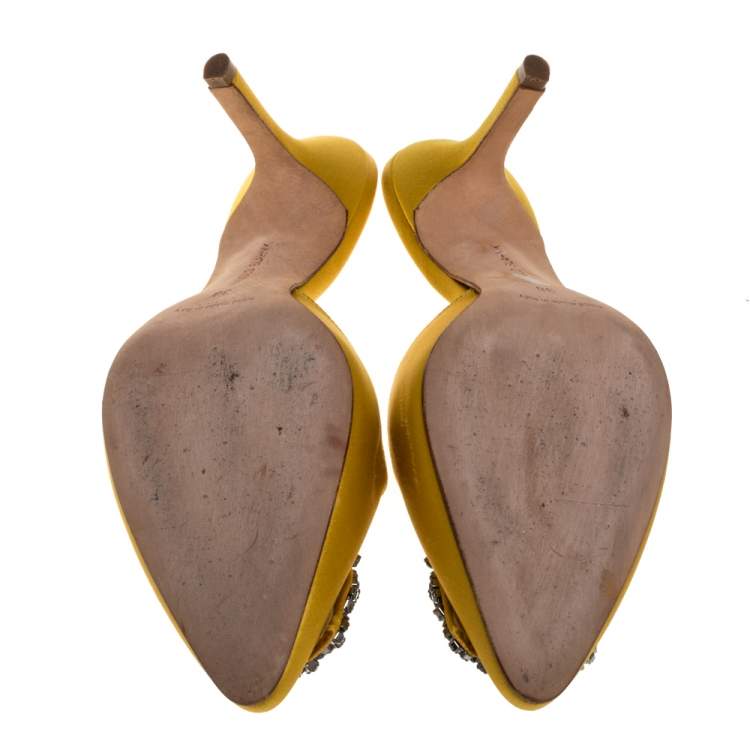 مملوكة مسبقًا Manolo Blahnik Yellow Satin Hangisi Sandals Size 38
