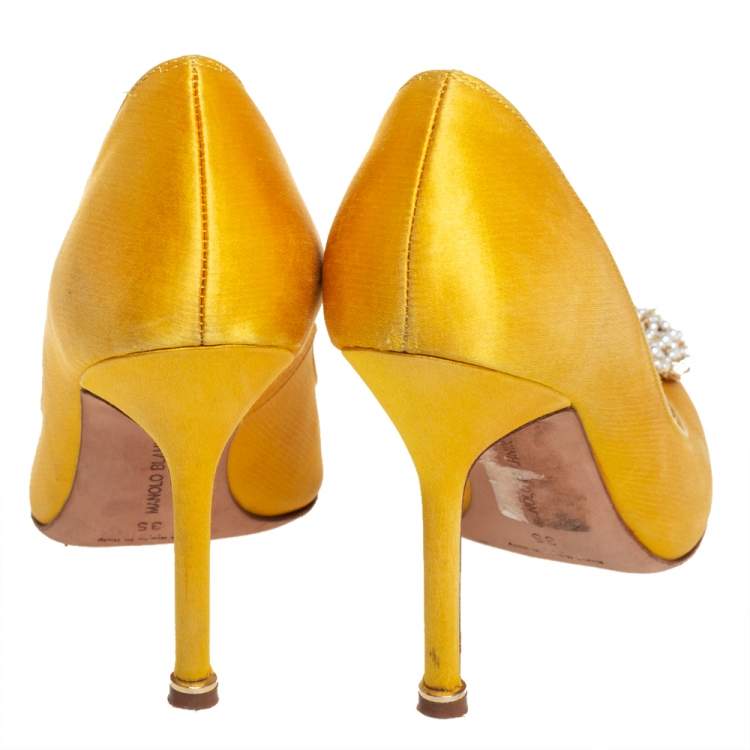 Pre Owned Manolo Blahnik Yellow Satin Hangisi Pumps Size 35