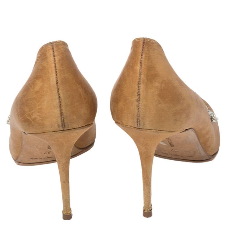 Pre Owned Manolo Blahnik Gold Satin Nadira Crystal Embellished Pointed Toe Pumps Size 37