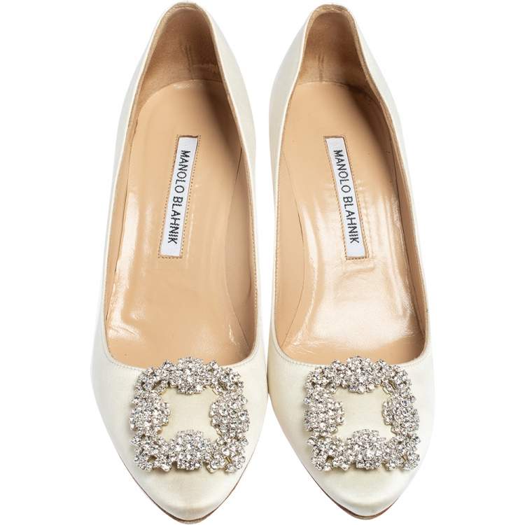 مملوكة �مسبقًا Manolo Blahnik White Satin Hangisi Embellished Pumps Size 37.5