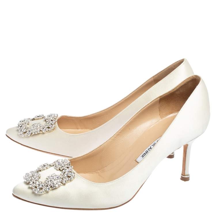 مملوكة مسبقًا Manolo Blahnik White Satin Hangisi Embellished Pumps Size 37.5