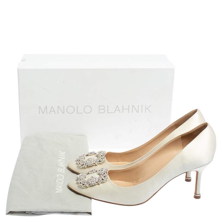 مملوكة مسبقًا Manolo Blahnik White Satin Hangisi Embellished Pumps Size 37.5