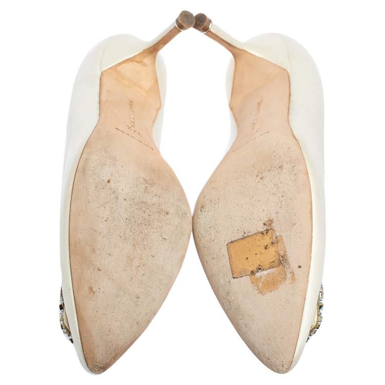 مملوكة مسبقًا Manolo Blahnik White Satin Hangisi Embellished Pumps Size 37.5