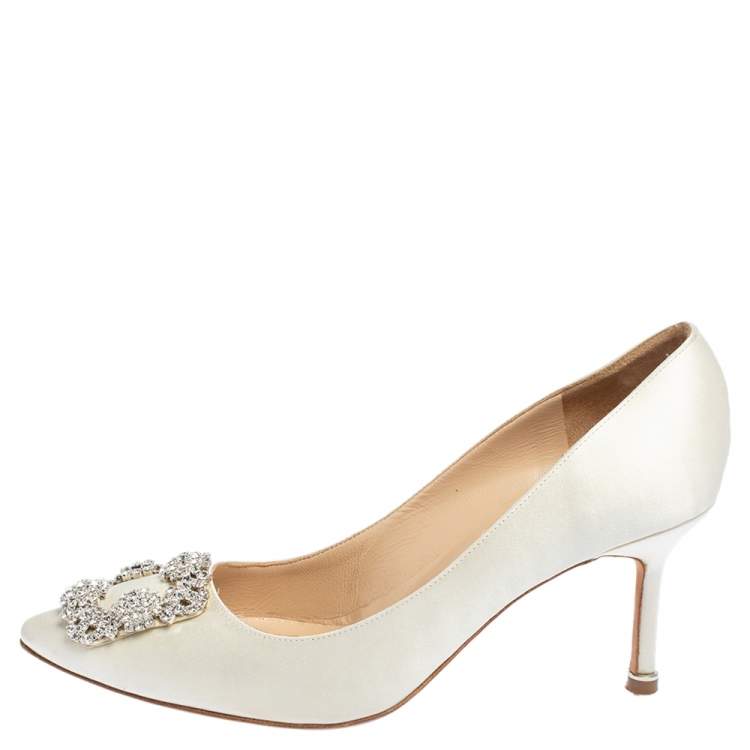 مملوكة مسبقًا Manolo Blahnik White Satin Hangisi Embellished Pumps Size 37.5