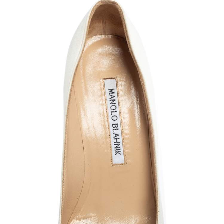 مملوكة مسبقًا Manolo Blahnik White Satin Hangisi Embellished Pumps Size 37.5