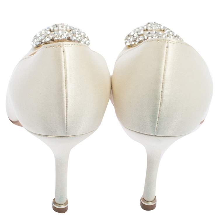 مملوكة مسبقًا Manolo Blahnik White Satin Hangisi Embellished Pumps Size 37.5