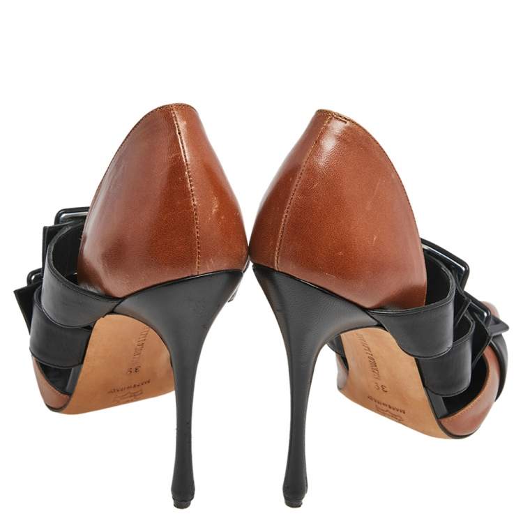 Pre Owned Manolo Blahnik Black/Brown Leather Buckle Details Pointed Toe Pumps Size 39