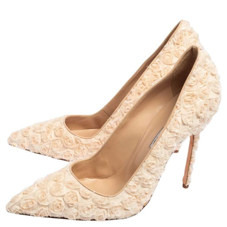 Pre Owned Manolo Blahnik Beige Floral Embellished Lace Pointed Toe Pumps Size 41