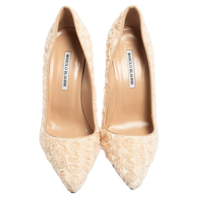 Pre Owned Manolo Blahnik Beige Floral Embellished Lace Pointed Toe Pumps Size 41