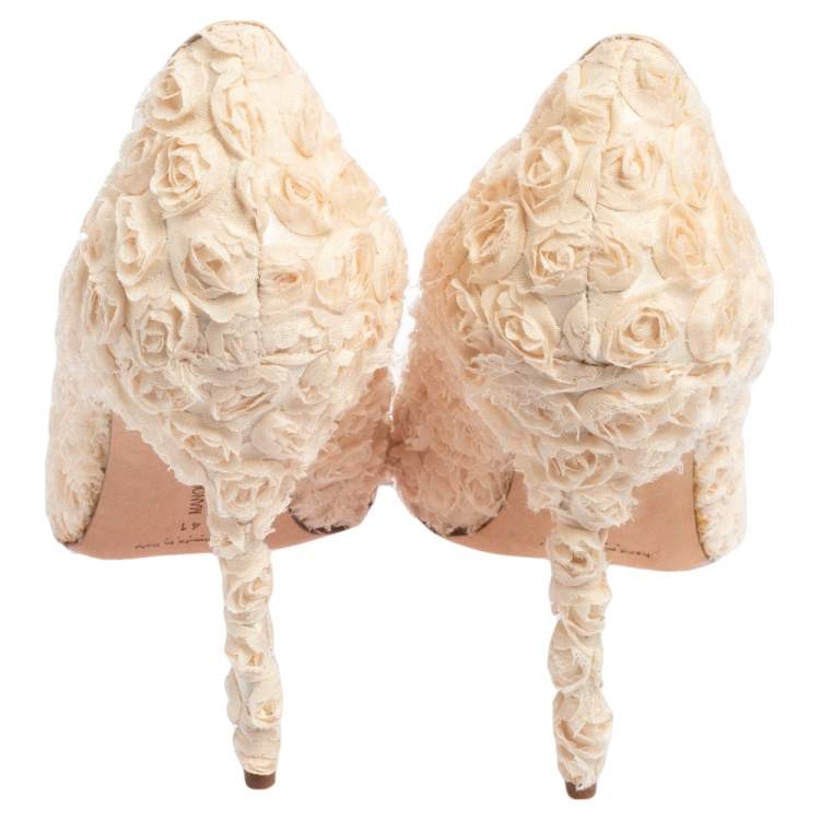 Pre Owned Manolo Blahnik Beige Floral Embellished Lace Pointed Toe Pumps Size 41