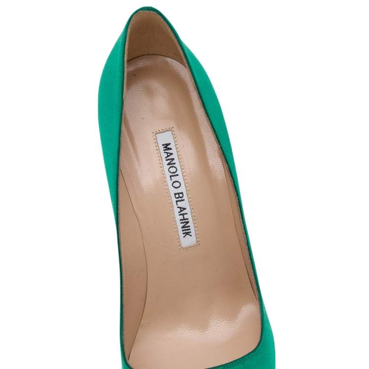 مملوكة مسبقًا Manolo Blahnik Green Satin Hangisi Pumps Size 37