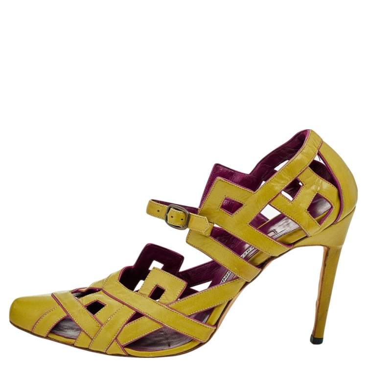 مملوكة مسبقًا Manolo Blahnik Olive Green Leather Mary Jane Cut Out Pointed Toe Pumps Size 37.5