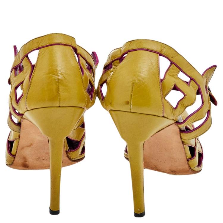 مملوكة مسبقًا Manolo Blahnik Olive Green Leather Mary Jane Cut Out Pointed Toe Pumps Size 37.5