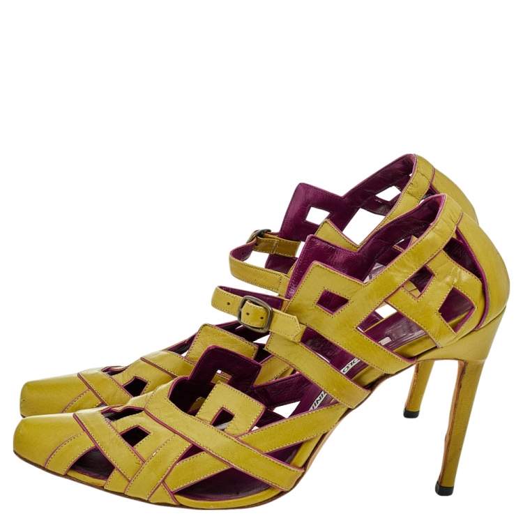 مملوكة مسبقًا Manolo Blahnik Olive Green Leather Mary Jane Cut Out Pointed Toe Pumps Size 37.5